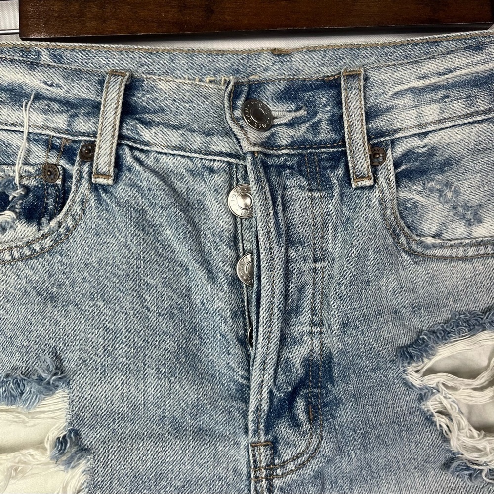 American Eagle AEO Light Wash 90s Boyfriend Distressed Short 2 - Picture 5 of 5